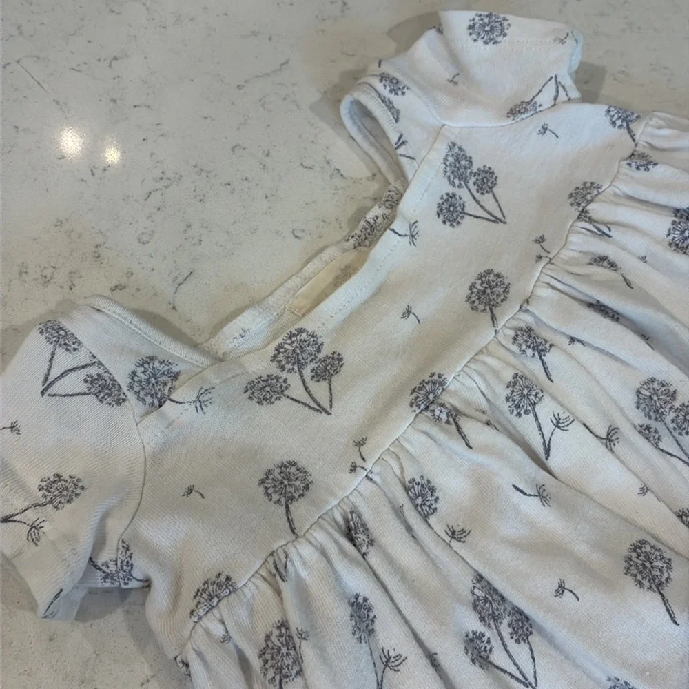 Vignette Short Sleeve Dress in White w Purple Dandelions.  Size 0-3M